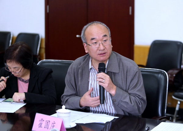 公共政策与管理学院副院长霍国庆汇报科技创新培训合作进展